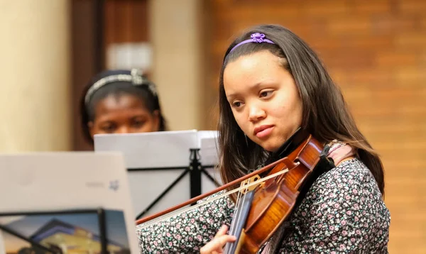 Diverse pemuda di orkestra sekolah musik — Stok Foto