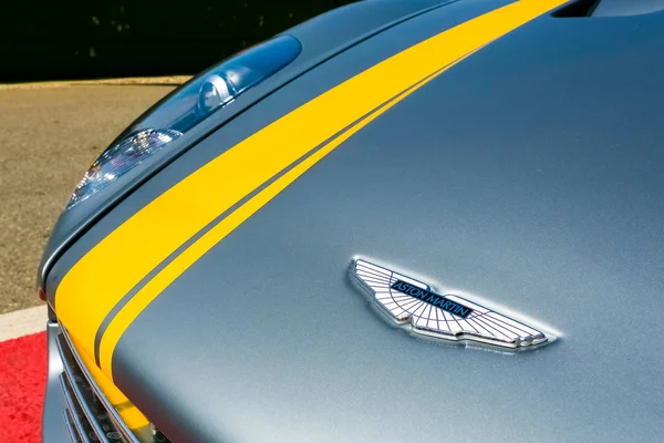 Fechar de um distintivo de capota Aston Martin — Fotografia de Stock