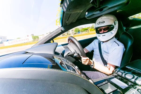 Racerförare i en Aston Martin sportbil — Stockfoto