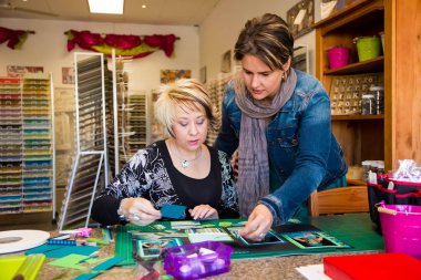 Scrapbooking perakende satmak stok ve atölye