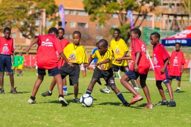 Farklı çocuklar okulda futbol futbol oynarken
