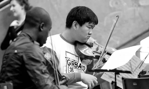 Diversi giovani all'orchestra della scuola di musica — Foto Stock