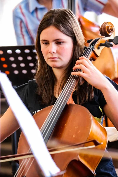 Olika ungdomar på musik skolan orkester — Stockfoto