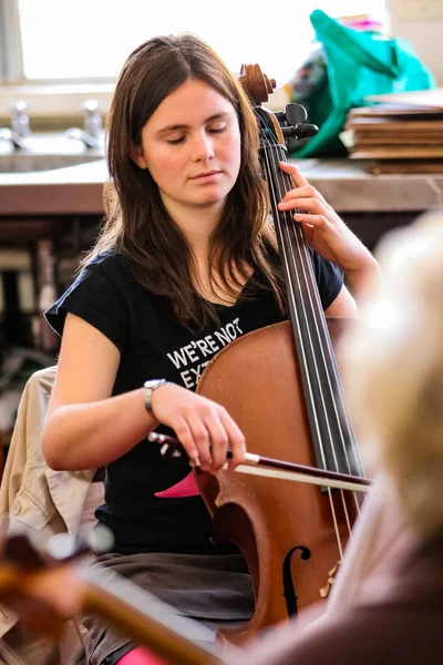 Diversos jóvenes en la orquesta de la escuela de música — Foto de Stock