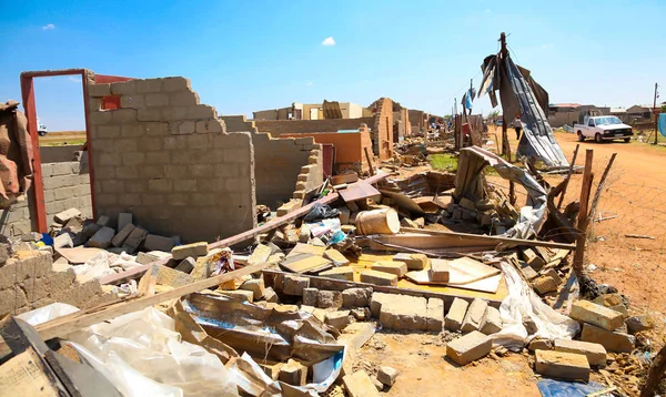 Maisons endommagées par la tornade dans un petit canton — Photo