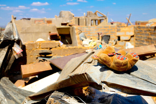 Поврежденные торнадо дома в маленьком городке
