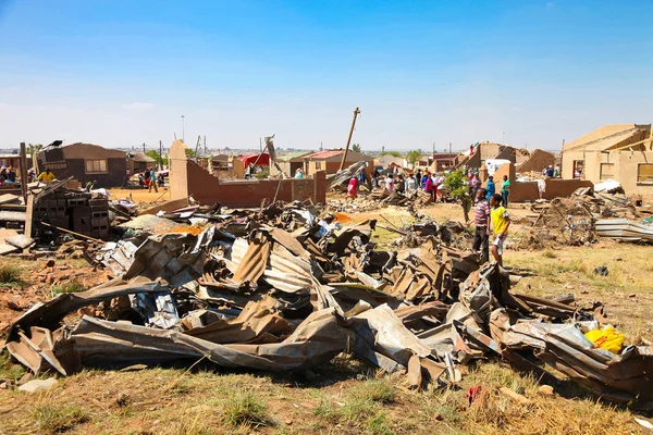 Maisons endommagées par la tornade dans un petit canton — Photo