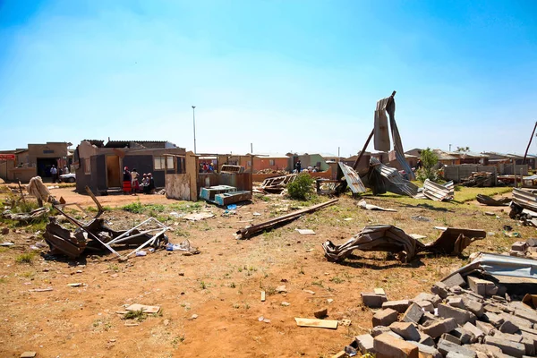 Maisons endommagées par la tornade dans un petit canton — Photo