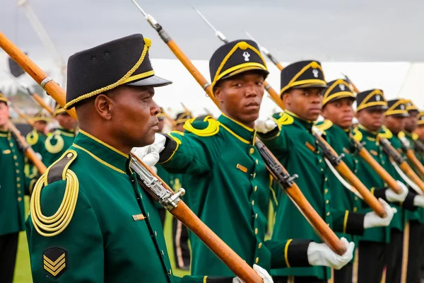 南アフリカ共和国の防衛力兵士のパレード — ストック写真
