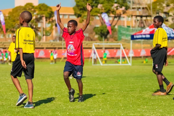 Diversos niños jugando fútbol en la escuela — Foto de Stock