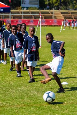 Farklı çocuklar okulda futbol futbol oynarken