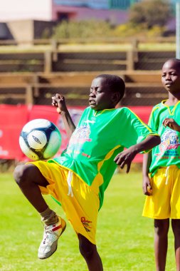 Farklı çocuklar okulda futbol futbol oynarken