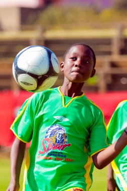 Farklı çocuklar okulda futbol futbol oynarken