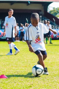 Farklı çocuklar okulda futbol futbol oynarken