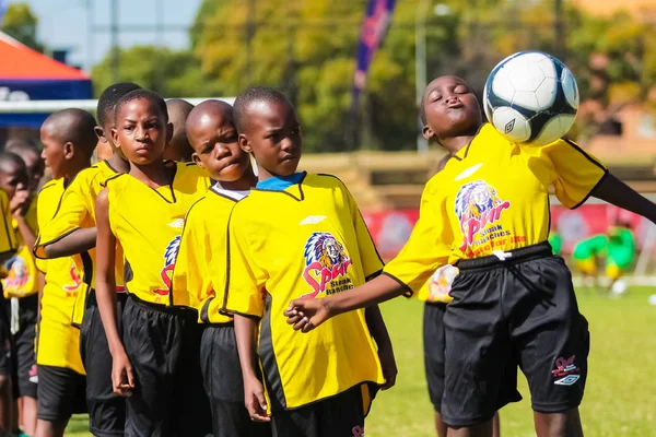Farklı çocuklar okulda futbol futbol oynarken — Stok fotoğraf