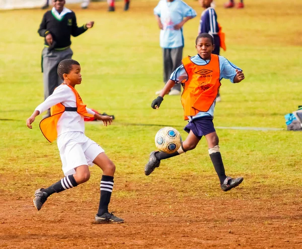 Farklı çocuklar okulda futbol futbol oynarken — Stok fotoğraf