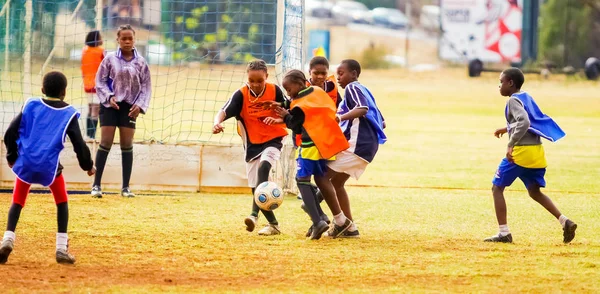 Різноманітні дітей, що грають футбол-футбол в школі — стокове фото