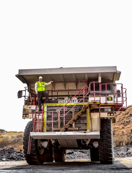 Camiones volquete grandes que transportan mineral de carbón para su procesamiento — Foto de Stock