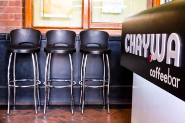 Pop up kahve dükkanında tren istasyonu