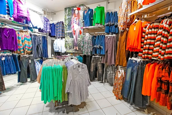 Belsejében egy divat ruházati kiskereskedelmi üzlet — Stock Fotó