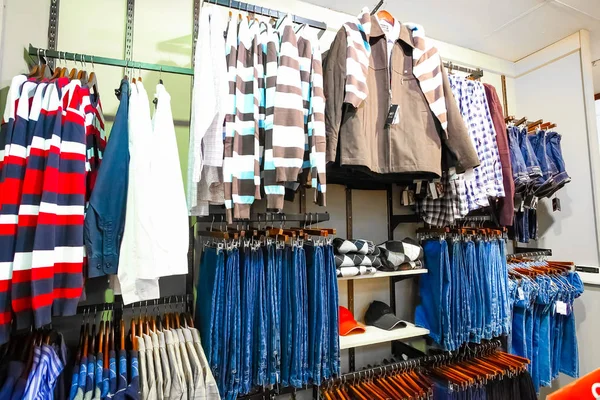 Interior de una tienda minorista de ropa de moda — Foto de Stock