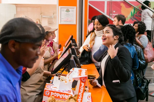 Clientes en un restaurante de comida rápida Popeyes Take Out — Foto de Stock