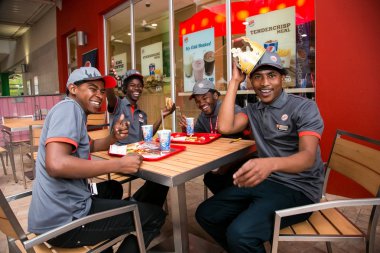 Burger King Restoran açılış günü personeli