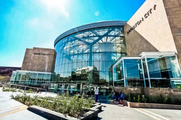 Exterior do telhado de cúpula de vidro do shopping center — Fotografia de Stock