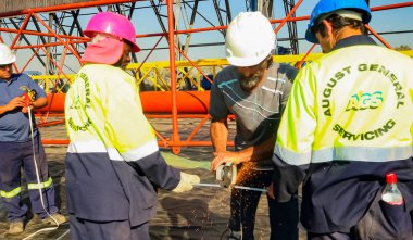 Esnaf bir inşaat alanında bir açı öğütücü ile çalışma