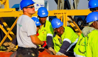 İnşaat işçisi inşaat alanında.