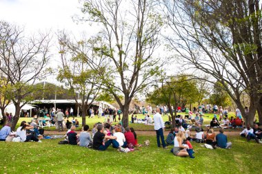 Farklı insanlar bir açık gıda ve şarap Festivali