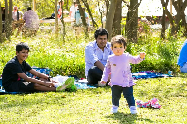 Famílias jovens em um piquenique de parque — Fotografia de Stock
