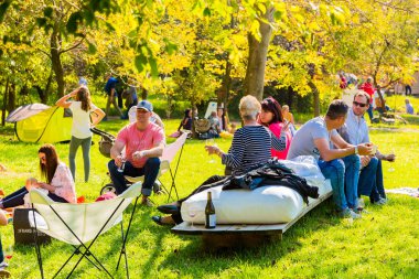 Farklı insanlar bir açık gıda ve şarap Festivali