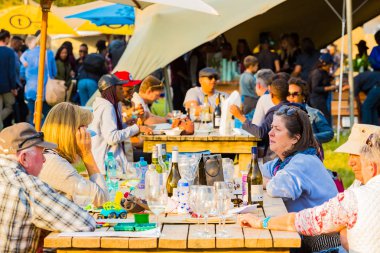 Farklı insanlar bir açık gıda ve şarap Festivali