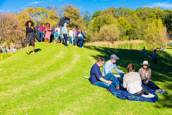 Разнообразие людей на открытом фестивале еды и вина
