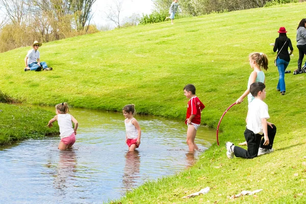 Crianças se divertindo em um parque — Fotografia de Stock