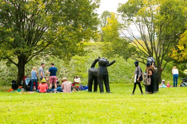 Sanat Nirox heykel Park'ta hayran insanlar