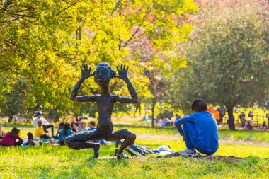 Sanat Nirox heykel Park'ta hayran insanlar