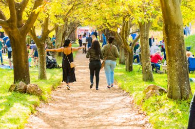 Kız bir parkta eğleniyor bir yolda yürümek