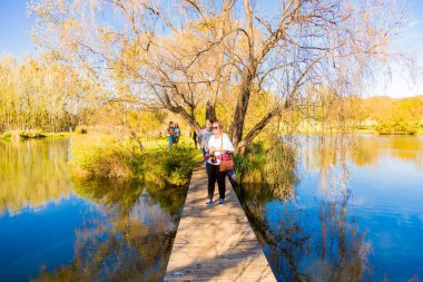 Farklı insanlar açık Festivali'nde bir göl kapısı