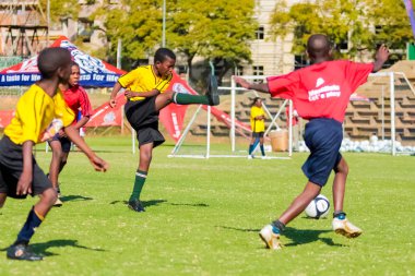 Farklı çocuklar okulda futbol futbol oynarken