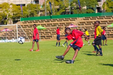 Farklı çocuklar okulda futbol futbol oynarken