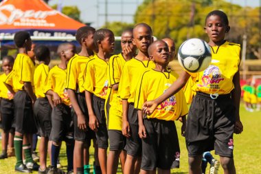 Farklı çocuklar okulda futbol futbol oynarken