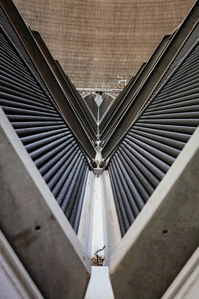 Binnen een toren met koeling voor de elektriciteitscentrale — Stockfoto