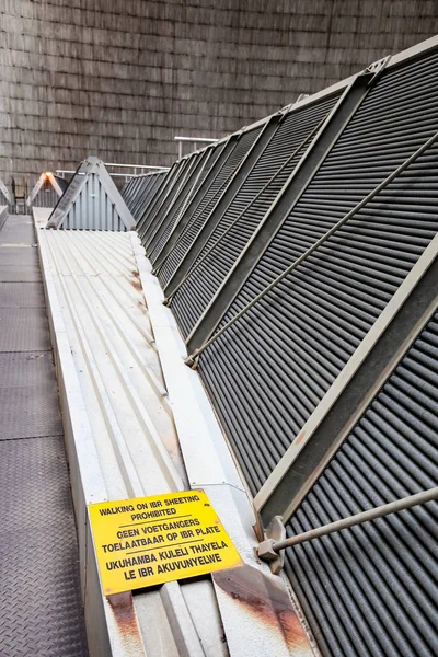 Binnen een toren met koeling voor de elektriciteitscentrale — Stockfoto