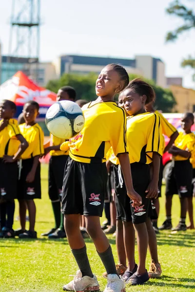 Zróżnicowane dzieci gry piłka nożna w szkole — Zdjęcie stockowe