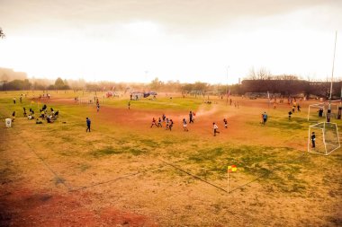 Farklı çocuklar okulda futbol futbol oynarken