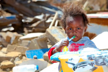 Bir kasırga Afrikalı çocuklarda İlçesi zarar