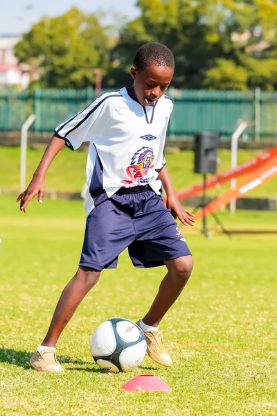 Farklı çocuklar okulda futbol futbol oynarken — Stok fotoğraf