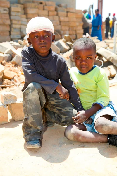 Niños africanos en un tornado dañado municipio — Foto de Stock
